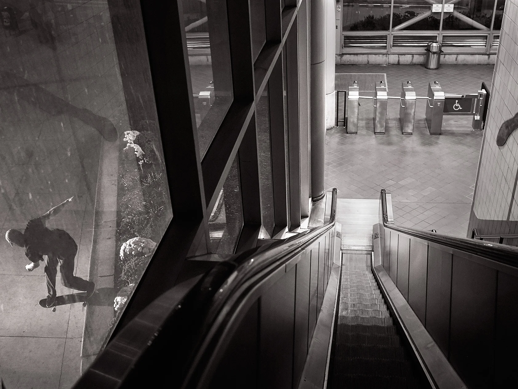 Kurt_raymond_backtail_busstop_ledge_detroit copy.jpg