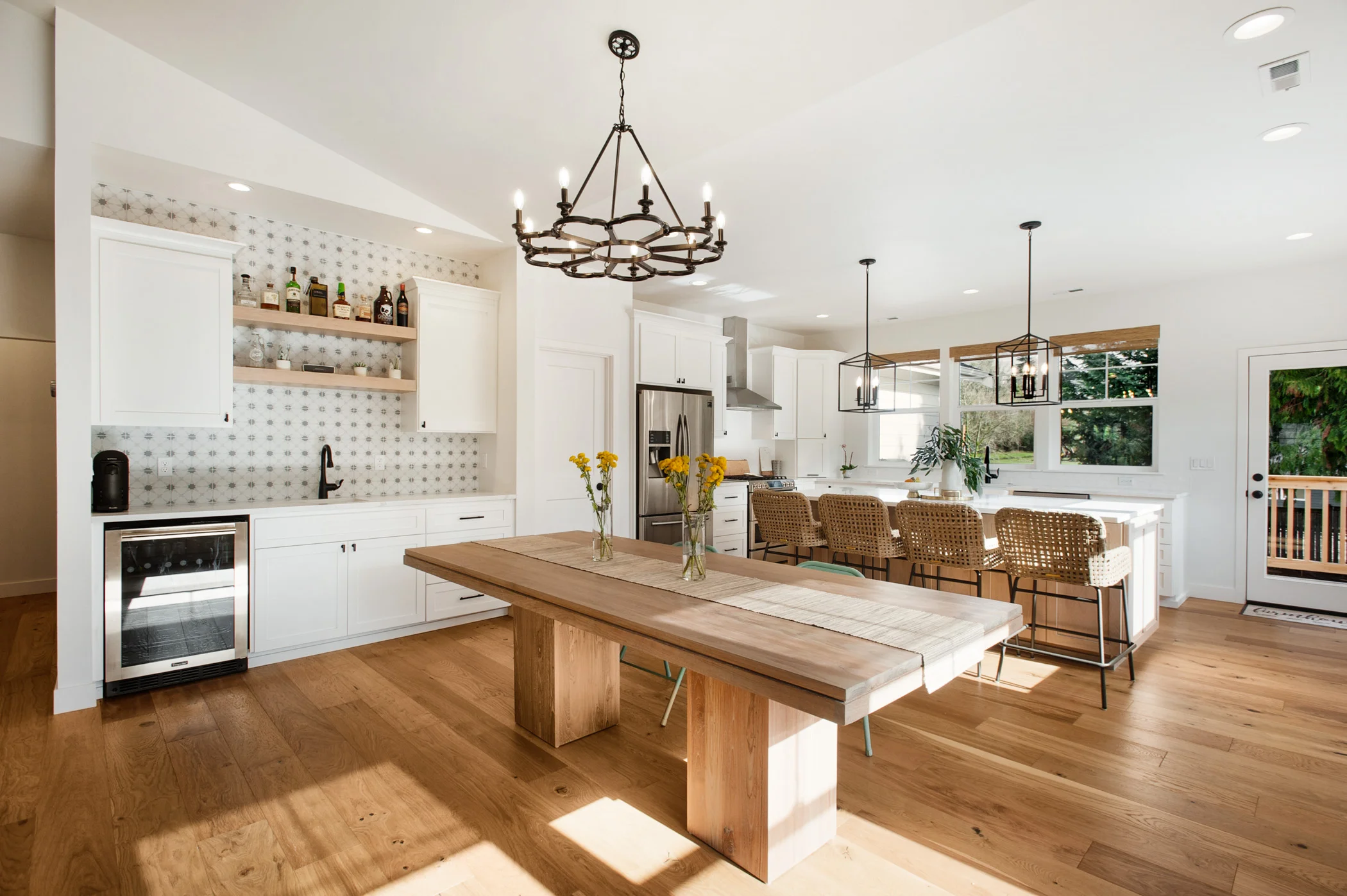 At one of the dining room flanks a wet bar - perfect for entertaining!