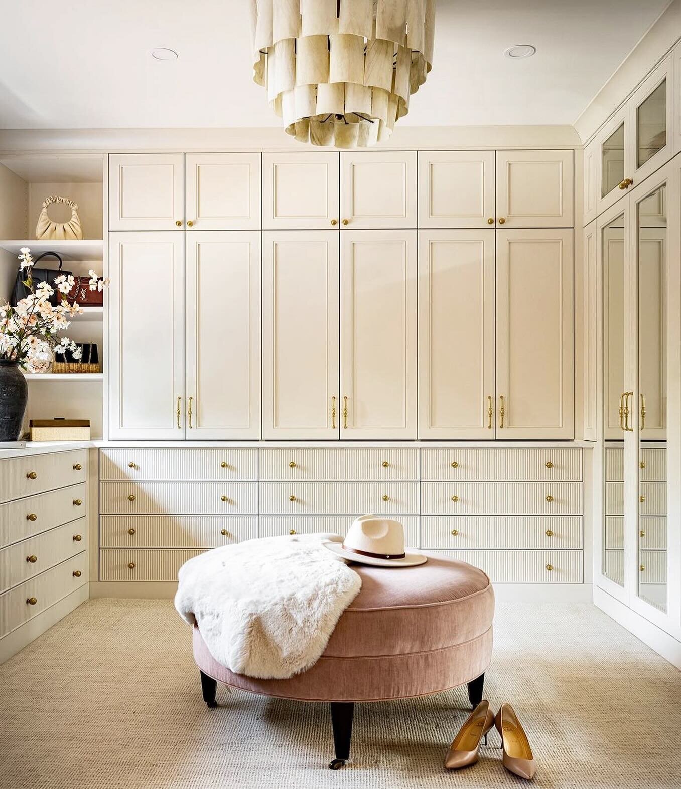 Design that Inspires | This walk-in closet by @westofmain 

First of all, the storage, but second, I think I would just add a bed and sleep in here because why would you ever want that leave!? 

📷 by: @justinthomasonphotography

#walkincloset #walki