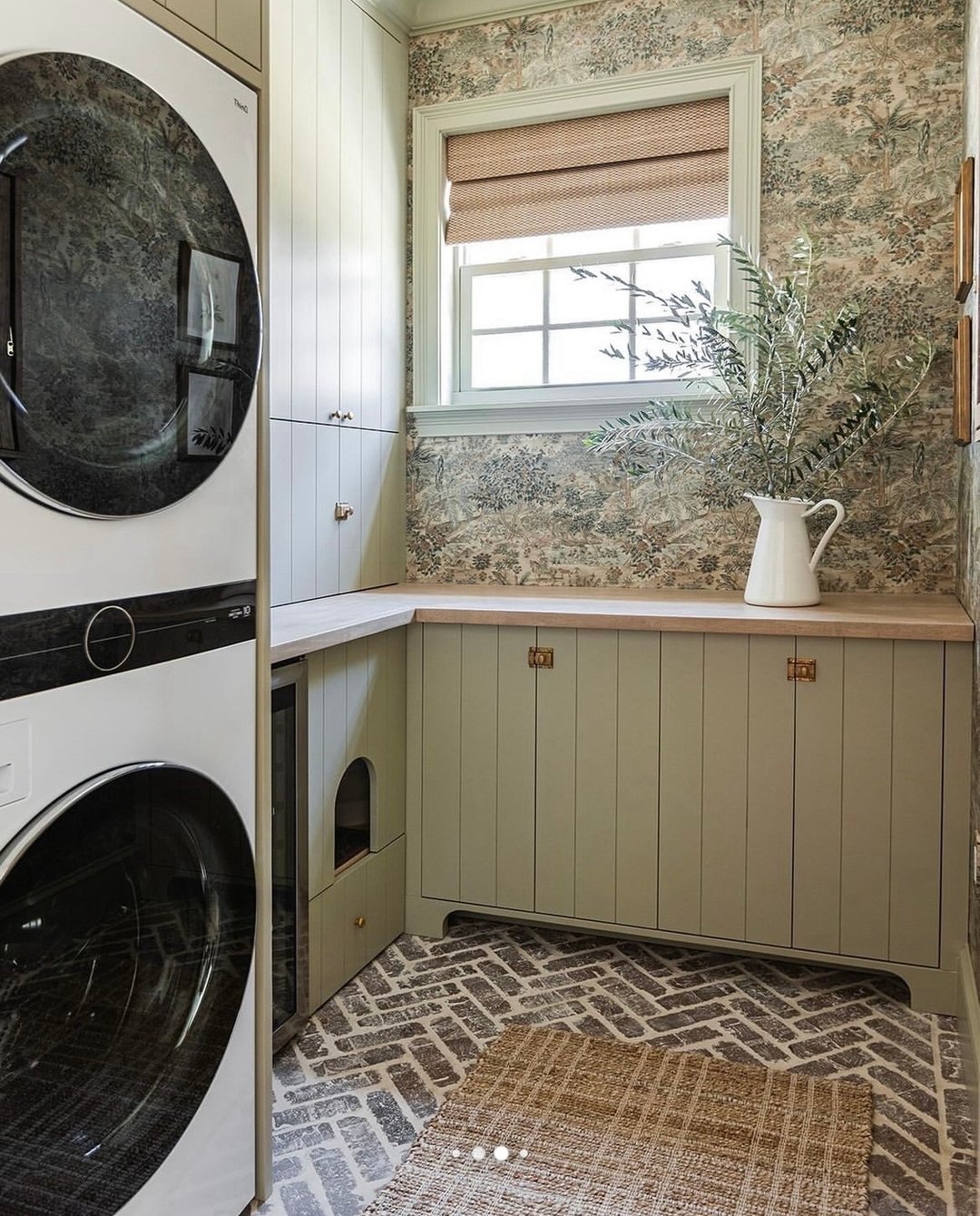 Design that Inspires | @jennasuedesign

This DIY laundry room is so unique! Love the muted green cabinets and whimsical wallpaper! Don't you agree? 

#farmhouseliving
#mymodernfarmhouse
#modernfarmhousestory
#farmhousekitchen
#farmhousechic
#farmhous