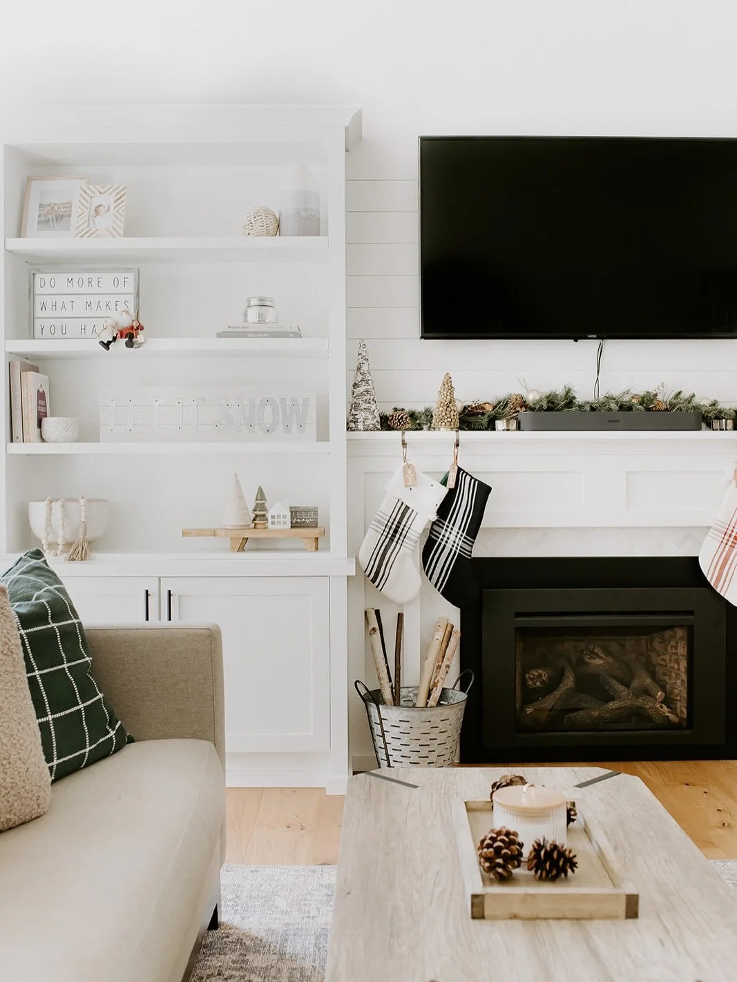 If you&rsquo;ve been around for a while, you might remember this house&hellip; our old home, decked out for Christmas in all her cozy, twinkly glory. ✨

It&rsquo;s wild to think I did a full photoshoot just for the holiday d&eacute;cor &mdash; but ho