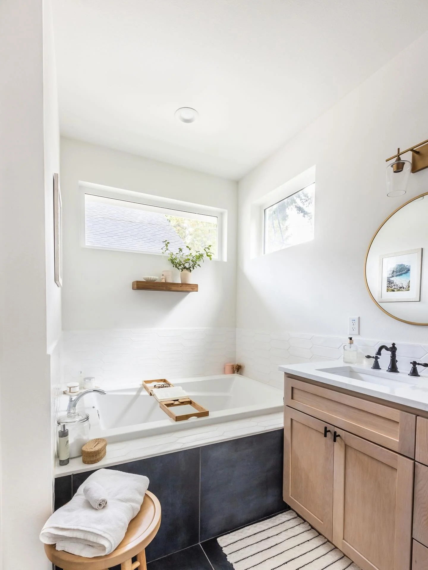 STORY TIME: We bought our first home before we were even married&hellip; SWIPE TO SEE THE BEFORE PHOTOS OF THE HOUSE 👀

It was a charming little 1940s craftsman (emphasis on little).

Fast forward two years&hellip; I&rsquo;m pregnant with our first 