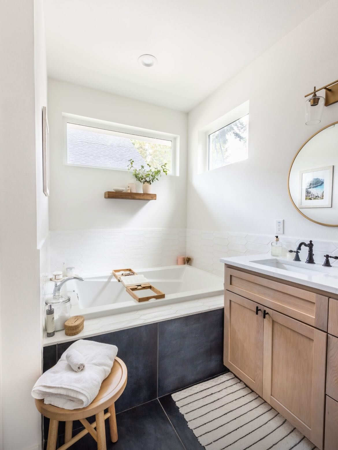 I&rsquo;m really missing this bathroom right about now 🫠

I haven&rsquo;t taken a bath all winter&hellip; which feels like a crime considering I used to have this giant integrated soaking tub (that I feel like I totally took it for granted). 

And n