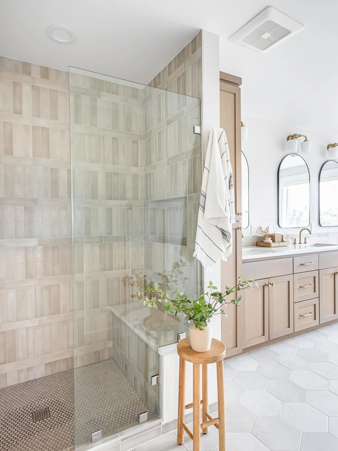 Your bathroom shouldn&rsquo;t feel like a room you rush through.

It should feel like a reset 🛁

This primary bathroom from our West Seattle Craftsman project is still one of my favorite bathrooms we&rsquo;ve ever designed because every detail was i