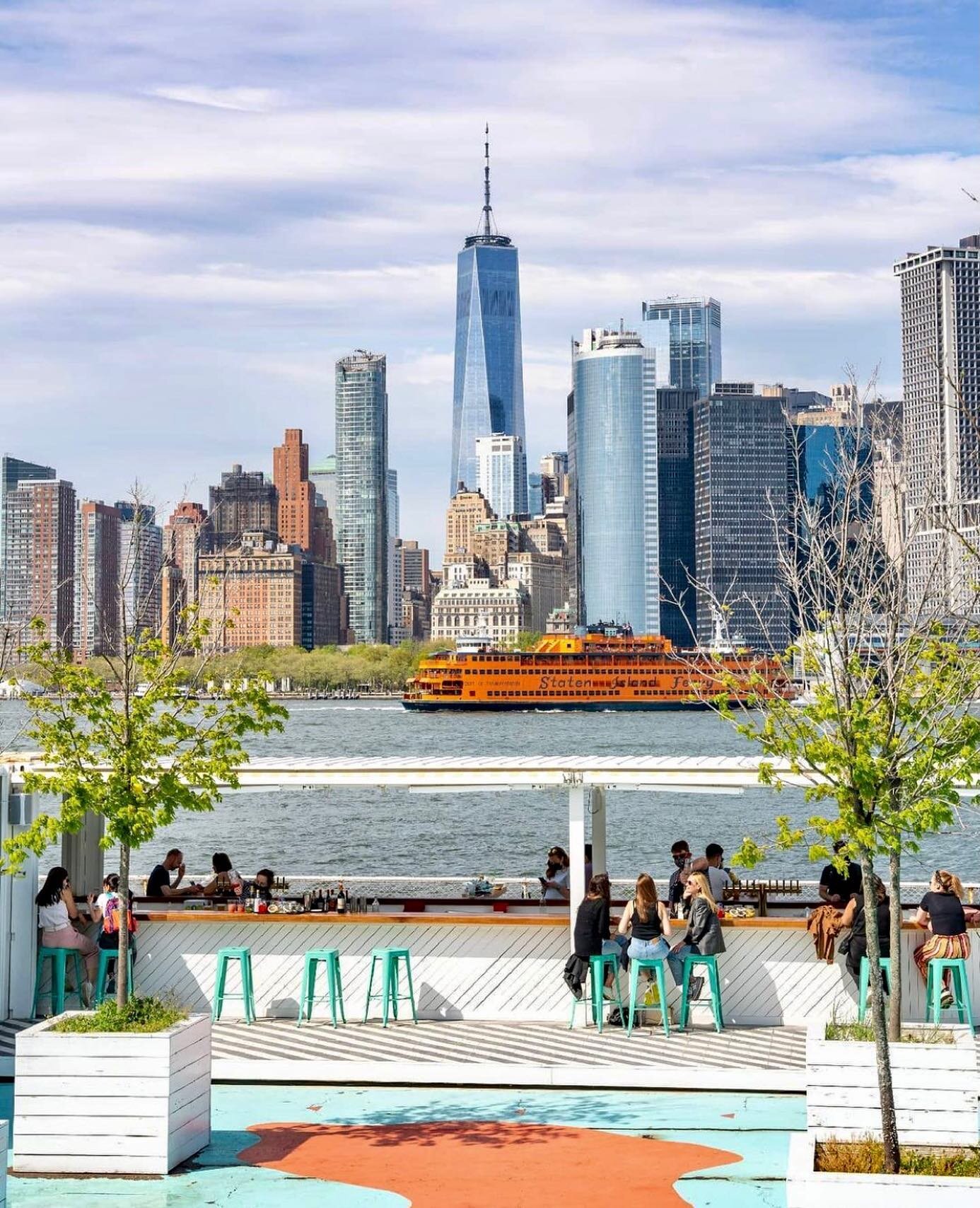 There&rsquo;s a spot for you at the bar!
@islandoyster is open for the season. Come join us on @governorsisland every Wednesday through Sunday. 
Awesome pic via @kingy27nyc
