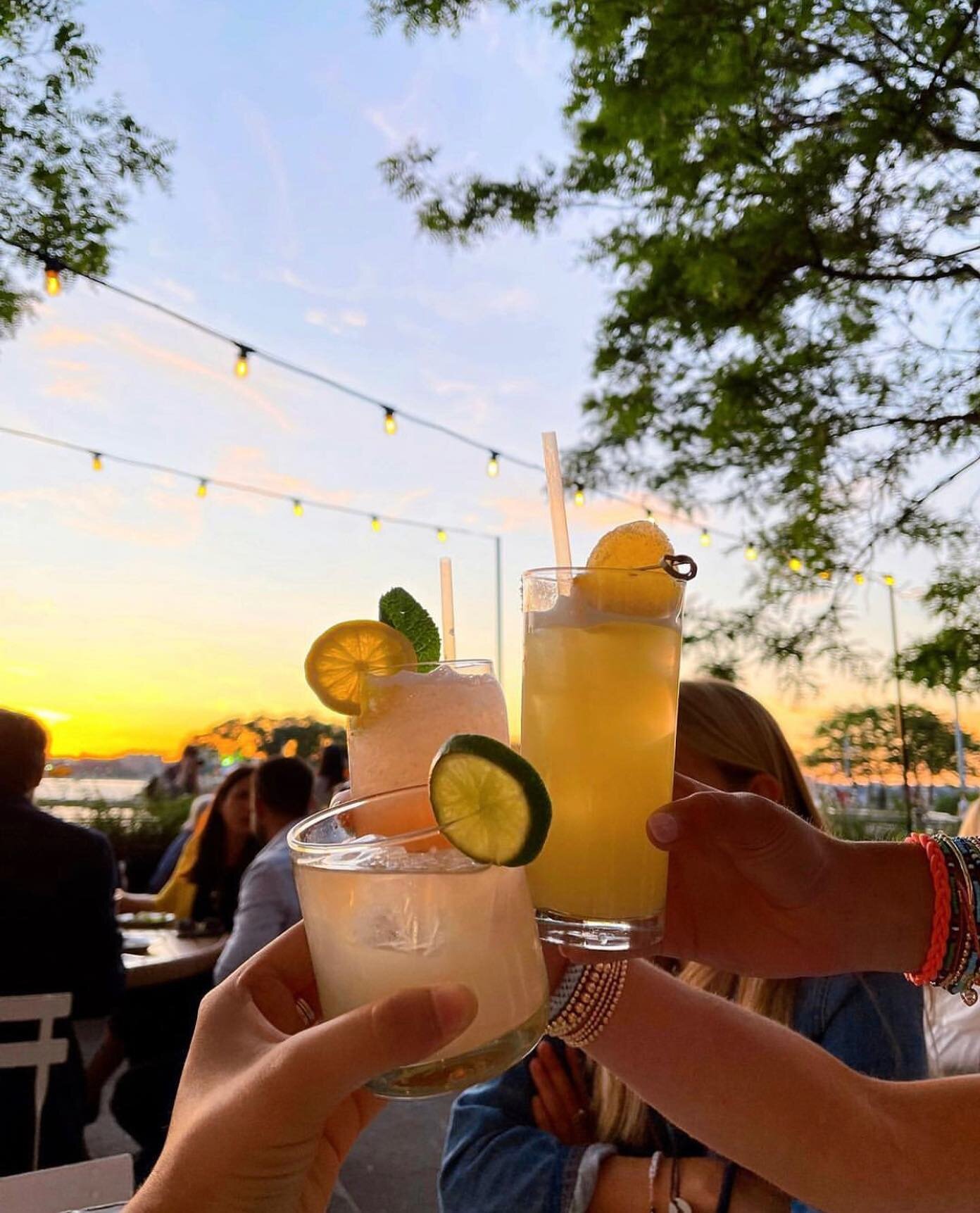 Cocktails at sunset 
Via @buzzed__nyc