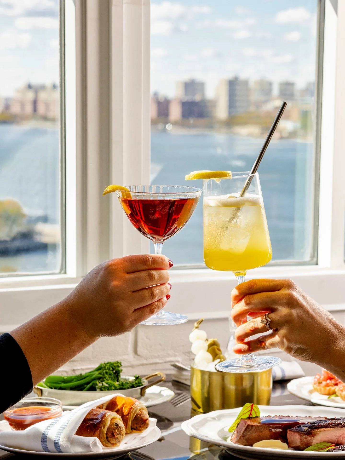 $10 COCKTAILS at HAPPY HOUR
Daily from 3pm - 6pm