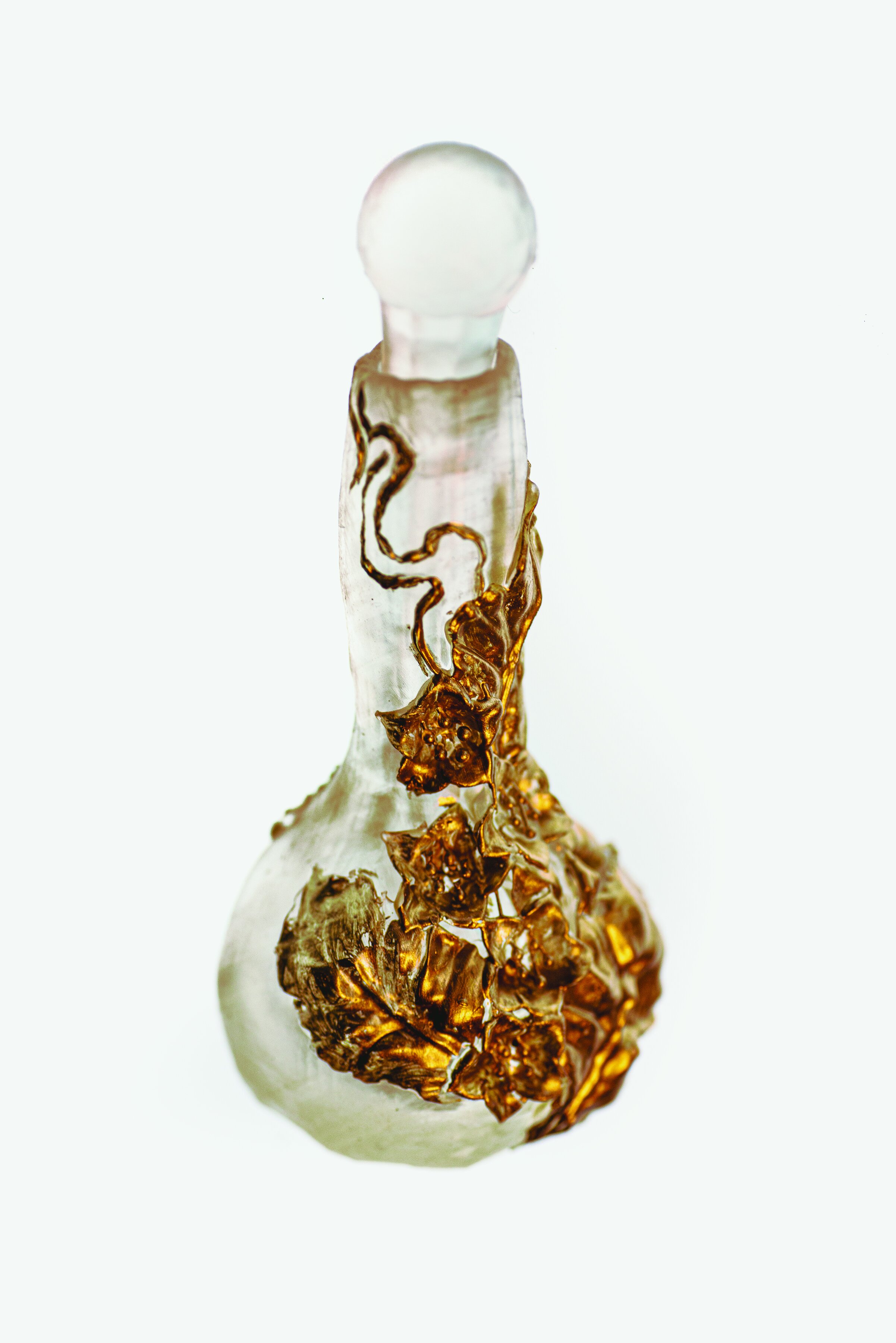 &nbsp;Beatrice Glow. Snuff bottle with tobacco motif, 2 (Golden Silk Smoke Series). 2021.&nbsp;