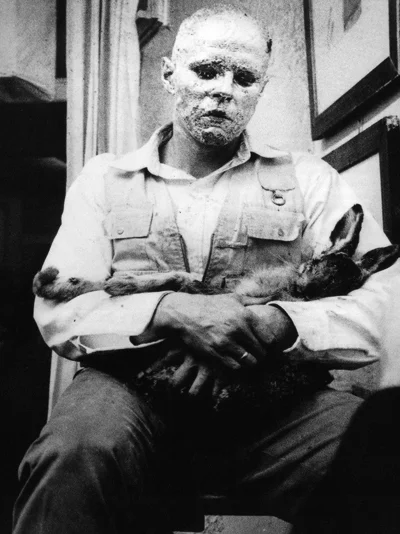 ¿Que le dijo el artista Joseph Beuys a la liebre muerta?