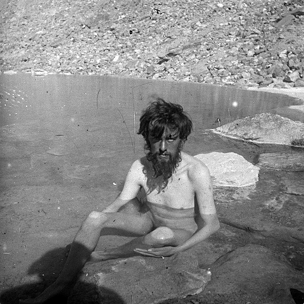 Crowley bañándose en una charca durante el ascenso al Himalaya