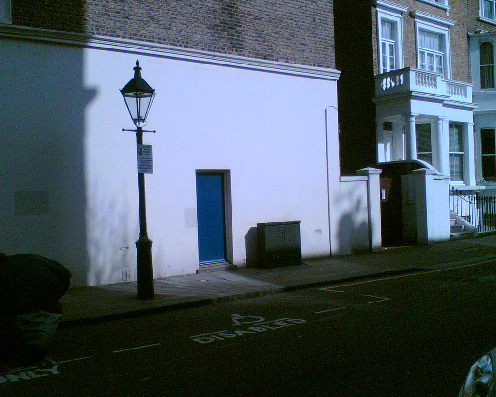 La puerta de entrada (pintada de azul) del Gateways en la actualidad