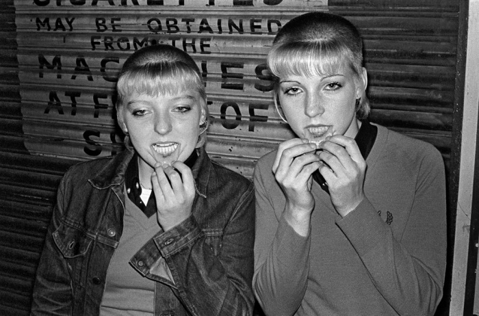 Dawn y Becky. Putney Railway Station, 1980