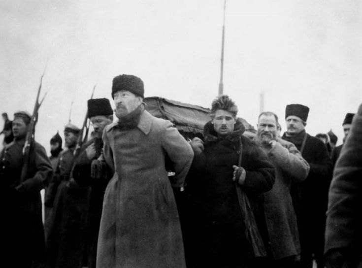 Félix Dzershinski, al frente de la comitiva, cargando el féretro con los restos de Lenin