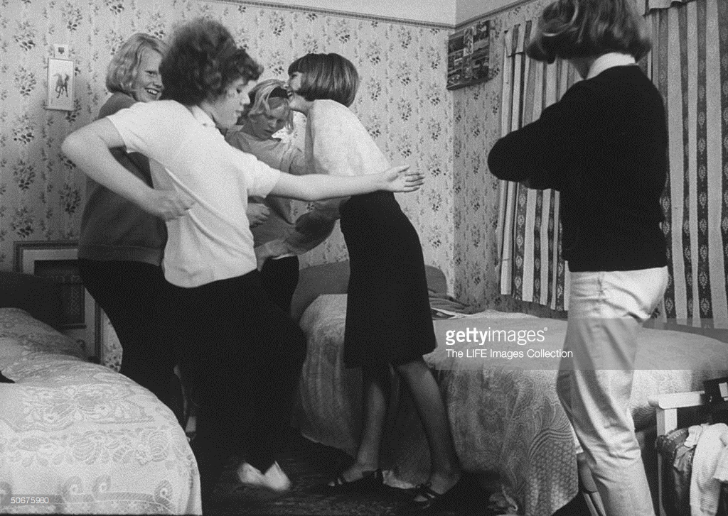 Primeros años sesenta. Adolescentes ingleses bailan el shake