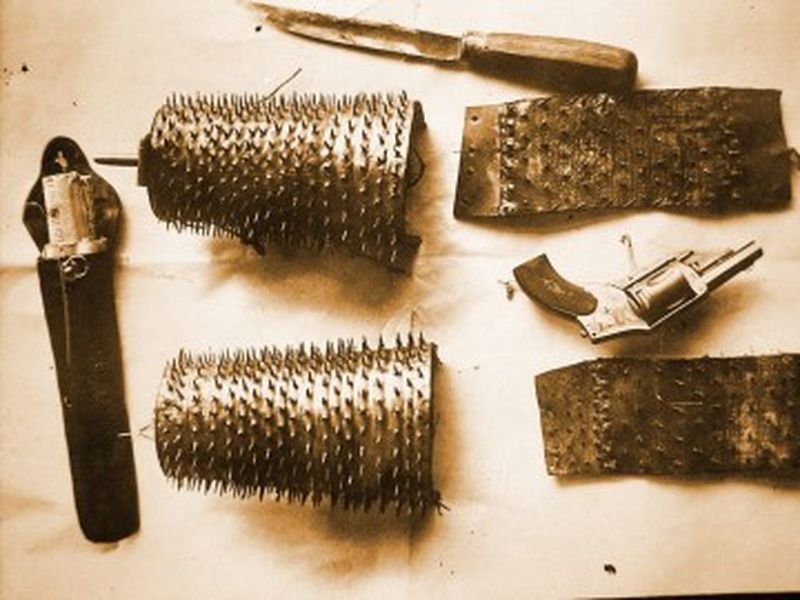 Los increíbles brazaletes incautados a un apache llamado Jean-Jacques Liabeuf en 1910. Los pinchos afilados servían para evitar que los agentes de policía lo pudieran agarrar