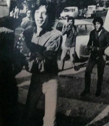 Mick Jagger, divertido, se resguarda de la trifulca