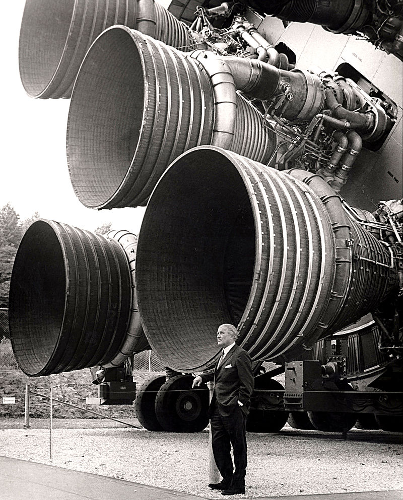 Von Braun junto a cinco motores F-1