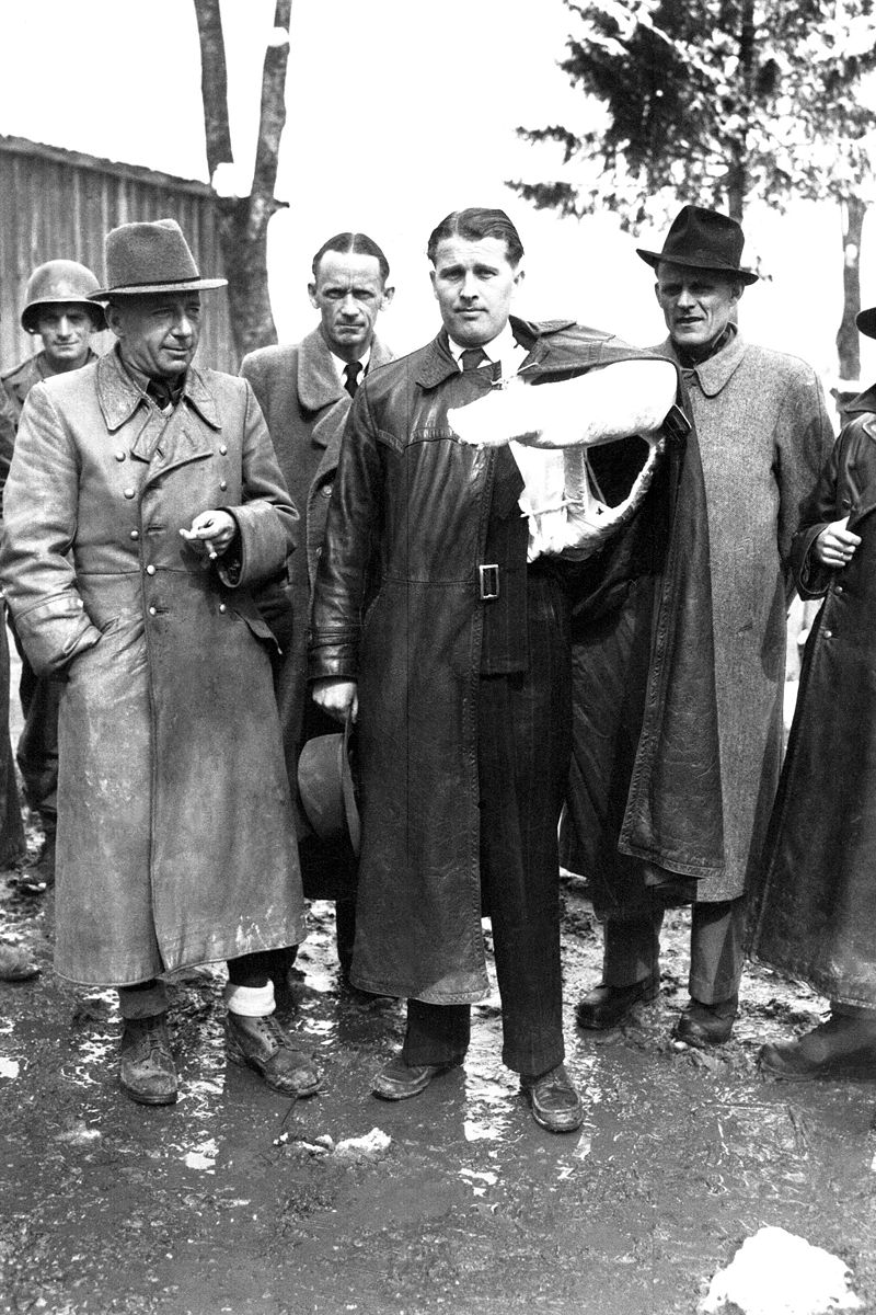 Von Braun, con un brazo escayolado a causa de un accidente de coche, en el momento de entregarse a las autoridades americanas