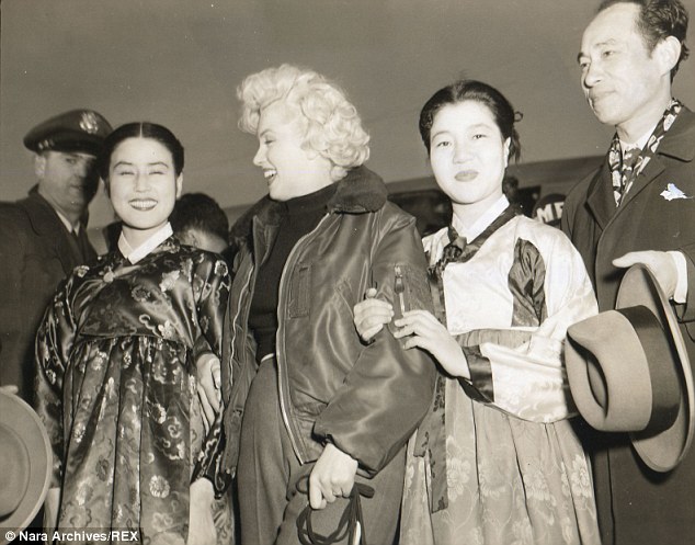 La estrella de cine Choi junto a Marilyn Monroe en 1954