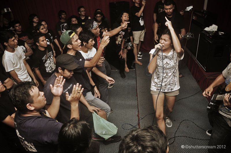 La cantante de la banda de hardcore straight edge Last X Minute
