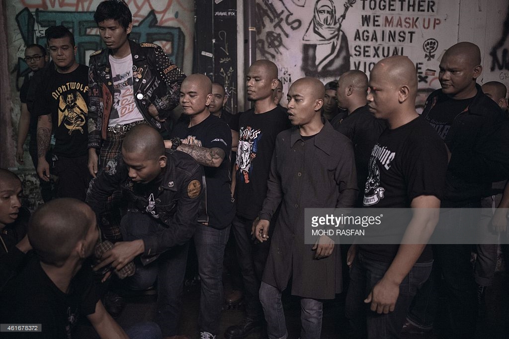 Punks y skins malayos durante un festival. Al fondo puede verse un grafiti que reza: «Juntos contra la violencia sexual»