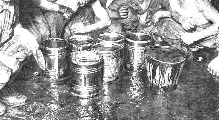 Un grupo de hombres, retratados por  Estampa , con sus cubos llenos de sangre.