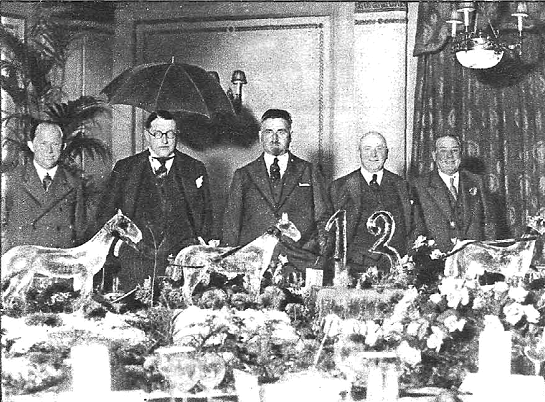 Instantes previos al almuerzo. El número 13 indica la silla del presidente del Club del Trece