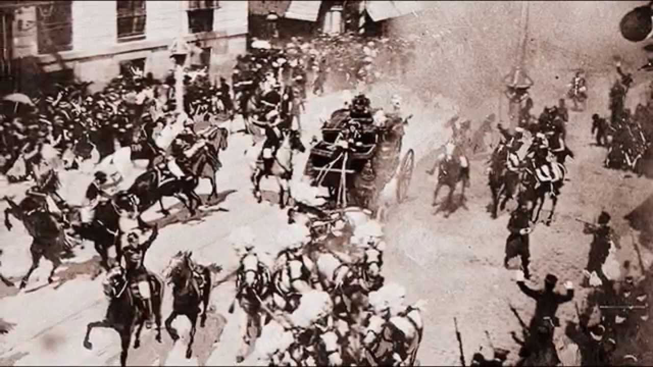 Fotografía que muestra el momento en que Mateo Morral lanza su bomba.