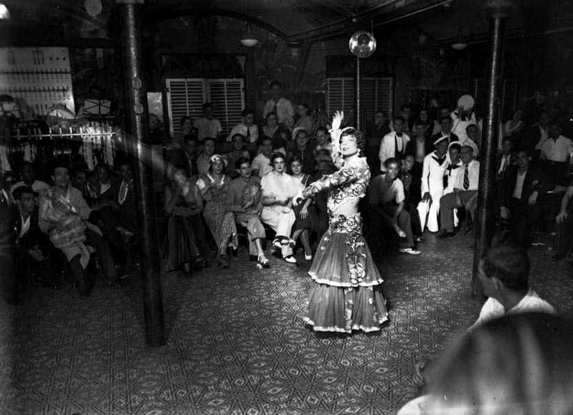 Un hombre transformista convertido en bailaora