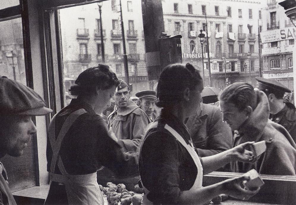 Puesto de Auxilio Social en la Puerta del Sol. 29 marzo 1939