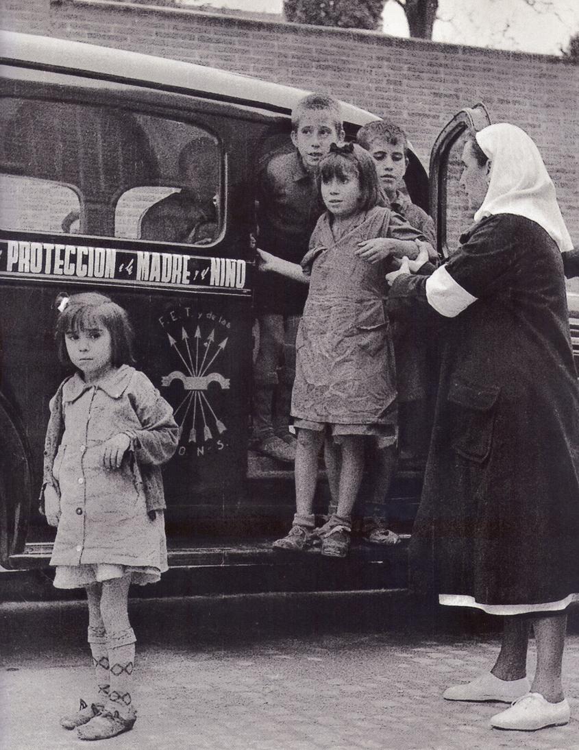 Niños recogidos por Auxilio Social tras el final de la Guerra. 1 Noviembre 1940