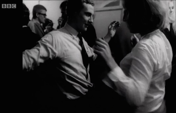 Boshier en un fotograma del documental de Ken Rusell Pop goes the easel ( 1962)