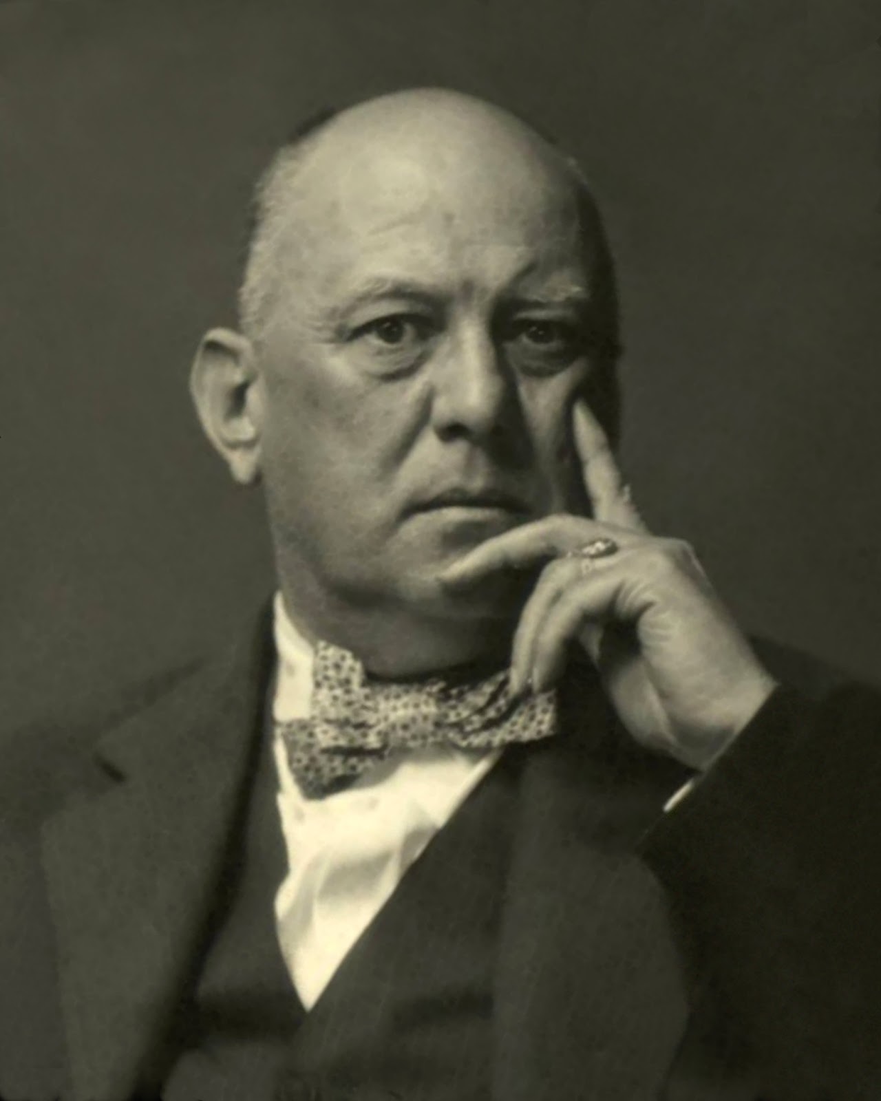 Retrato de un Aleister Crowley maduro
