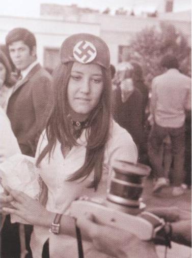 Una asistente es fotografiada con una esvástica en el centro de su gorra