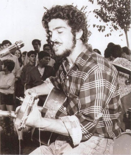 Actuación de un cantante americano, desertor de Vietnam, en el Festival de Moya