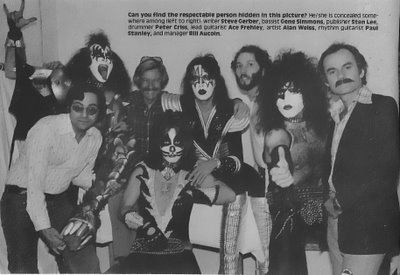 Los integrantes de la banda y su manager (Bill Aucoin) junto a Stan Lee, Steve Gerber y el dibujante Alan Weiss