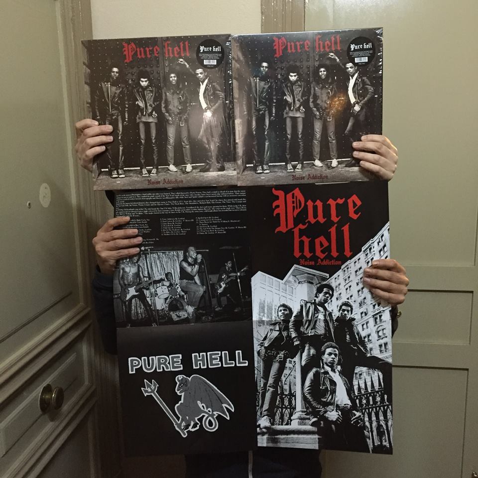 El disco incluye un hermoso póster desplegable de Pure Hell