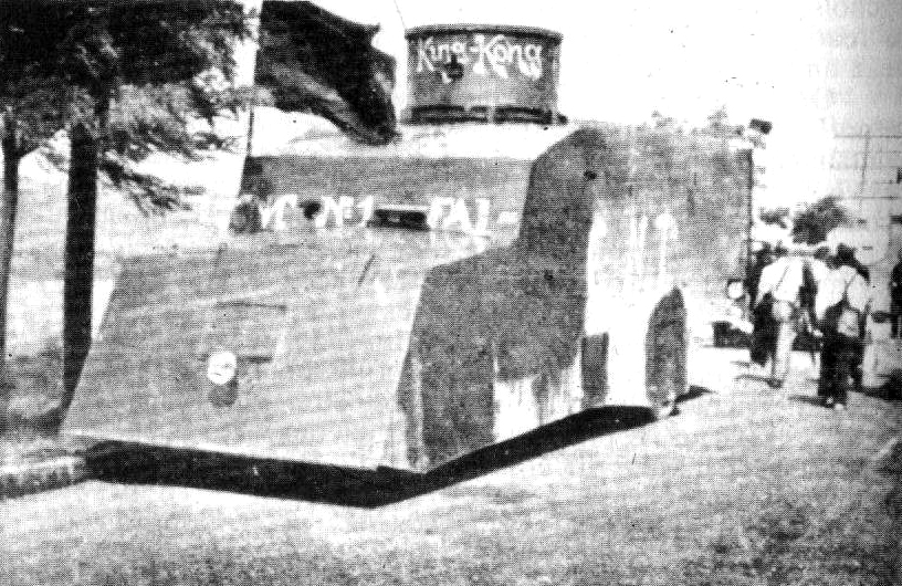 Imagen de King Kong. En la torreta, junto a las ametralladoras, puede leerse el nombre del vehículo. Preside la bandera negra libertaria