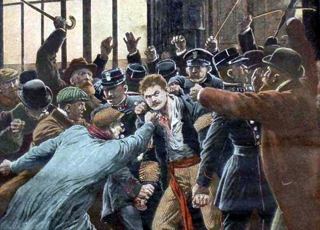 Instantes posteriores a la detención de Liabeuf, que es increpado por el público