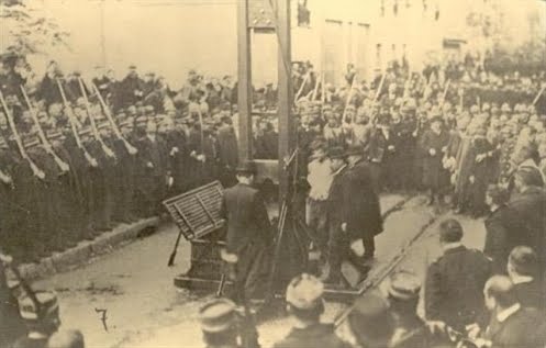 Ejecución de Liabeuf, que se dirige hacia la guillotina