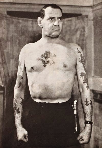 Federico IX de Dinamarca, luciendo sus tatuajes marineros.