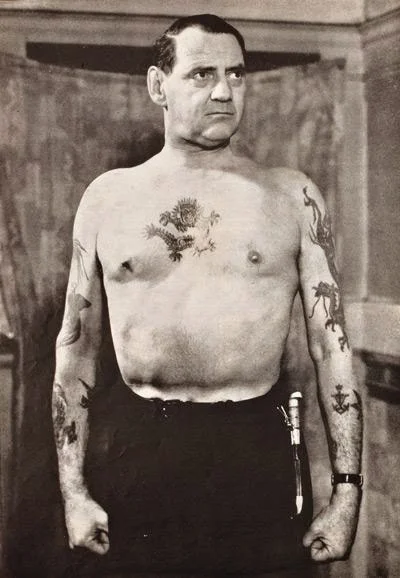 Federico IX de Dinamarca, luciendo sus tatuajes marineros.