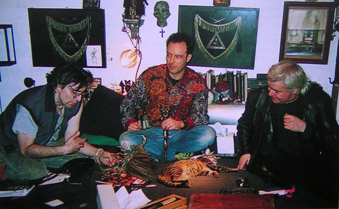 Biafra, en el centro, junto a Giger a su derecha. En el otro lado, Chris Stein.
