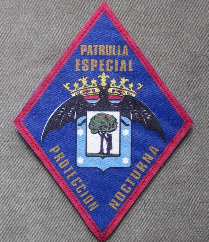 El logo con el murciélago de la Patrulla Especial Nocturna