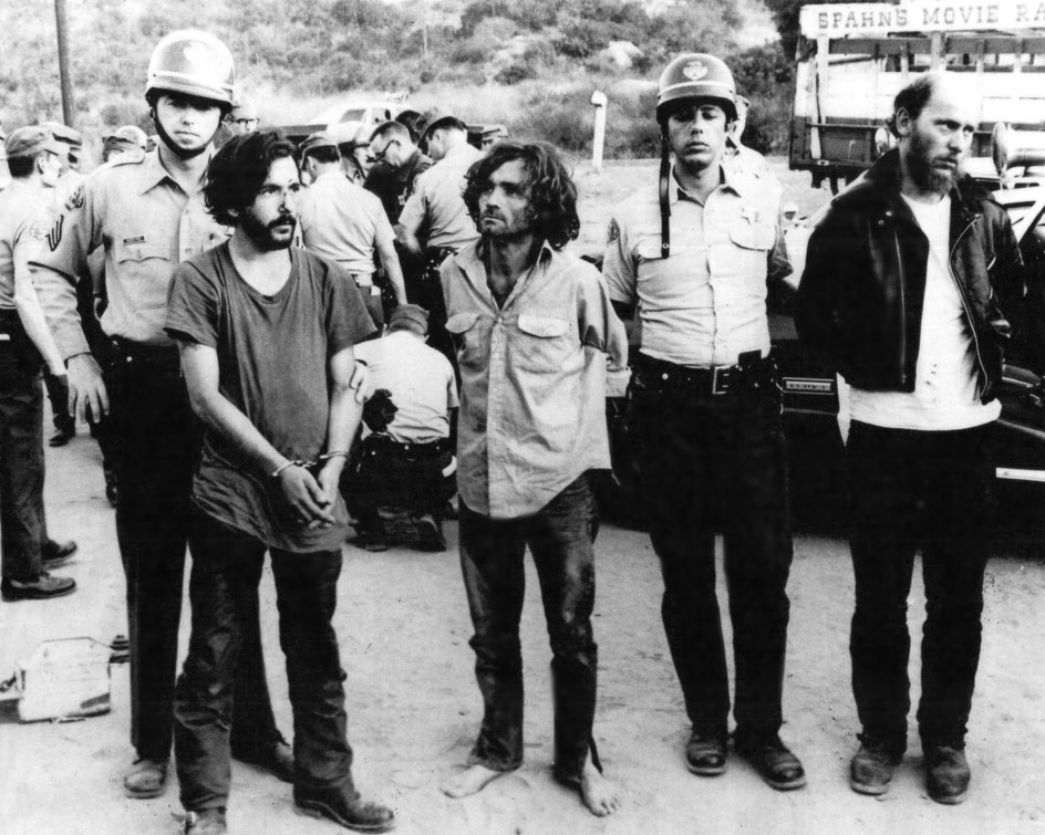 DeCarlo, a la izquierda, junto a Manson, ambos esposados y en el momento de su detención.