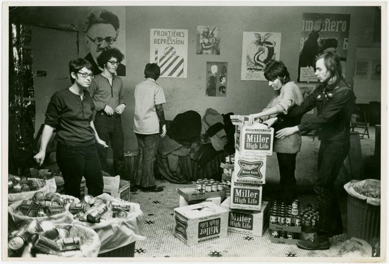 Preparativos para el Gay Liberation Front Dance (Alternate University, 1970). Fotografía de Diana Davies