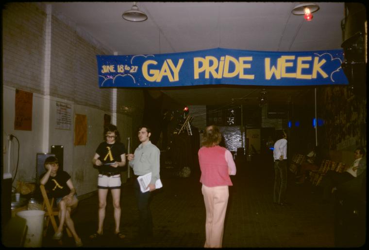 Pancarta anunciando en Orgullo Gay y el baile del Gay Activists Alliance (Firehouse, 1971). Fotografía de Diana Davies
