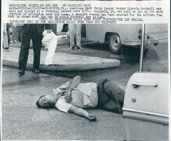 Rockwell instantes después de ser asesinado por Patler