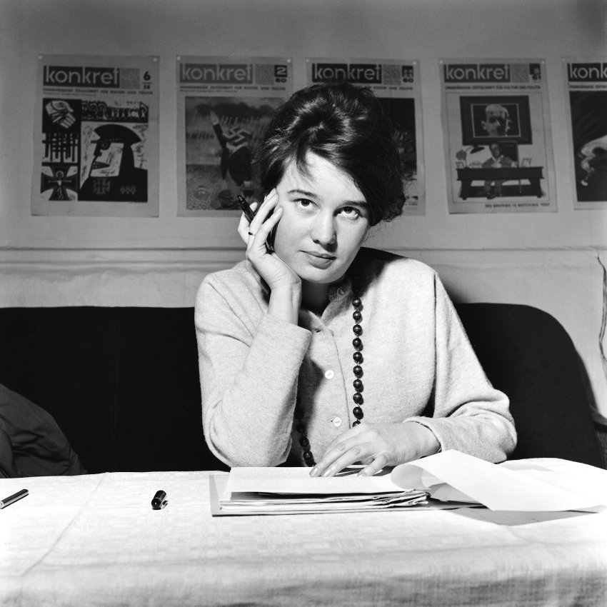 Ulrike Meinhof en la redacción del periódico izquierdista Konkret , en el que trabajaba, a finales de los sesenta