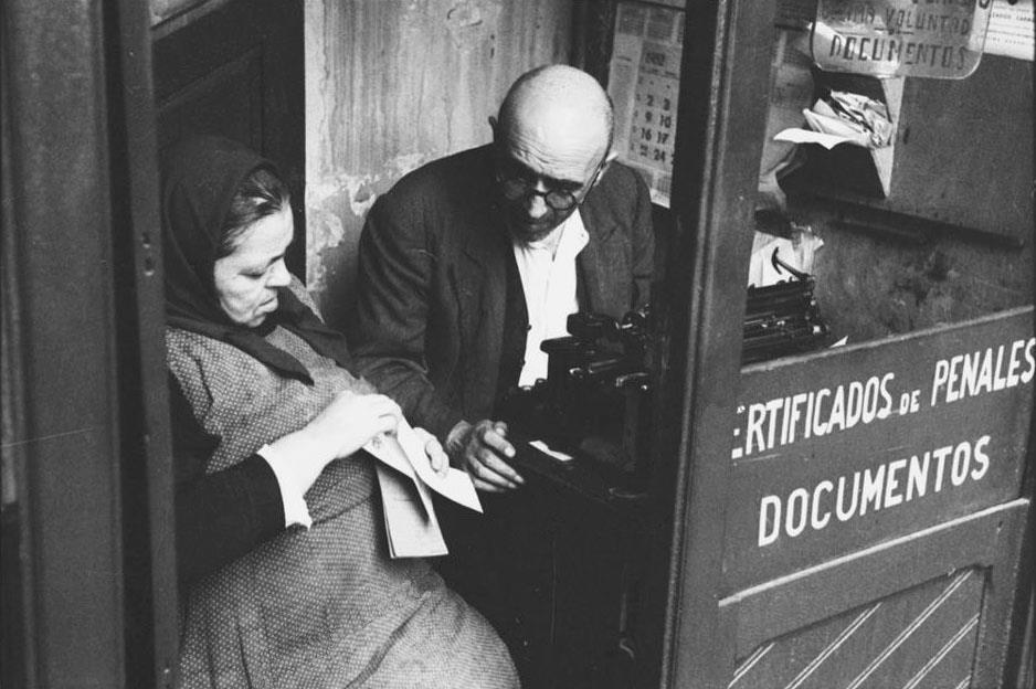 Un memorialista junto a una cliente